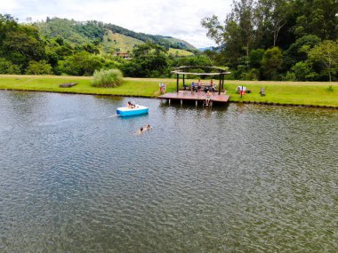 Havadan görünümü güzel küçük ahşap cabana sonraki aile zevk ile tropikal dağ, göl güneş an, yüzme ve Balık tutma rahatla. Monte Alegre Sul, Brezilya. 02/05/2019