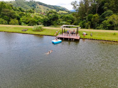 Havadan görünümü güzel küçük ahşap cabana sonraki aile zevk ile tropikal dağ, göl güneş an, yüzme ve Balık tutma rahatla. Monte Alegre Sul, Brezilya. 02/05/2019