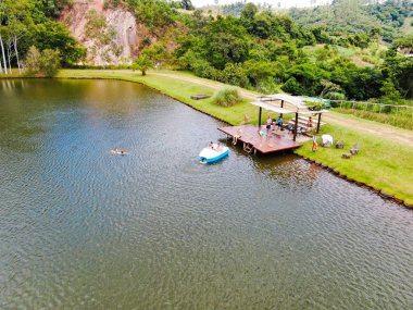 Havadan görünümü güzel küçük ahşap cabana sonraki aile zevk ile tropikal dağ, göl güneş an, yüzme ve Balık tutma rahatla. Monte Alegre Sul, Brezilya. 02/05/2019