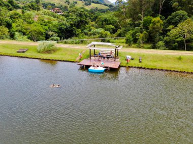 Havadan görünümü güzel küçük ahşap cabana sonraki aile zevk ile tropikal dağ, göl güneş an, yüzme ve Balık tutma rahatla. Monte Alegre Sul, Brezilya. 02/05/2019