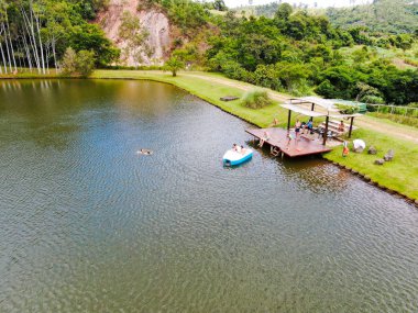 Havadan görünümü güzel küçük ahşap cabana sonraki aile zevk ile tropikal dağ, göl güneş an, yüzme ve Balık tutma rahatla. Monte Alegre Sul, Brezilya. 02/05/2019