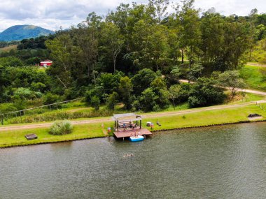 Havadan görünümü güzel küçük ahşap cabana sonraki aile zevk ile tropikal dağ, göl güneş an, yüzme ve Balık tutma rahatla. Monte Alegre Sul, Brezilya. 02/05/2019