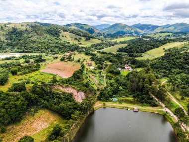 Havadan görünümü güzel küçük ahşap cabana sonraki aile zevk ile tropikal dağ, göl güneş an, yüzme ve Balık tutma rahatla. Monte Alegre Sul, Brezilya.