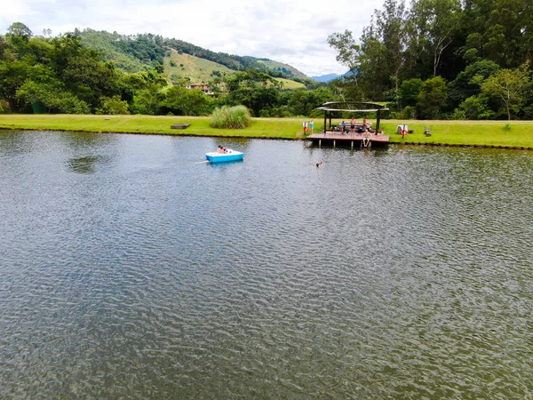 空撮美しい小さな木製カバナの次に家族を楽しんで 熱帯山の湖リラックス太陽瞬間 水泳と釣り モンテ アレグレは スール ブラジルを行います 2019 — ストック写真