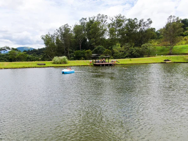 Vista Aérea Hermosa Cabaña Madera Lado Del Lago Montaña Tropical — Foto de Stock