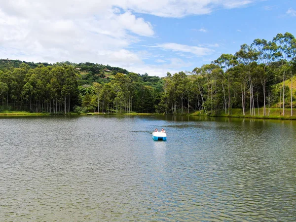 Vista Aérea Hermosa Cabaña Madera Lado Del Lago Montaña Tropical —  Fotos de Stock