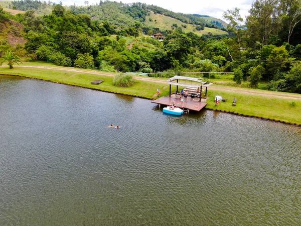 Vista Aérea Bela Cabana Pequena Madeira Lado Lago Montanha Tropical — Fotografia de Stock