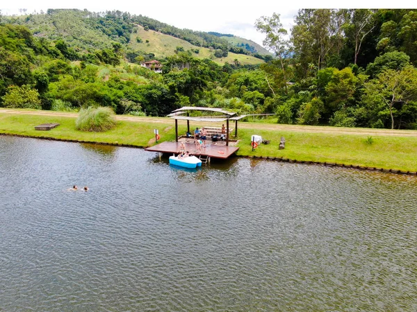 Vista Aérea Bela Cabana Pequena Madeira Lado Lago Montanha Tropical — Fotografia de Stock