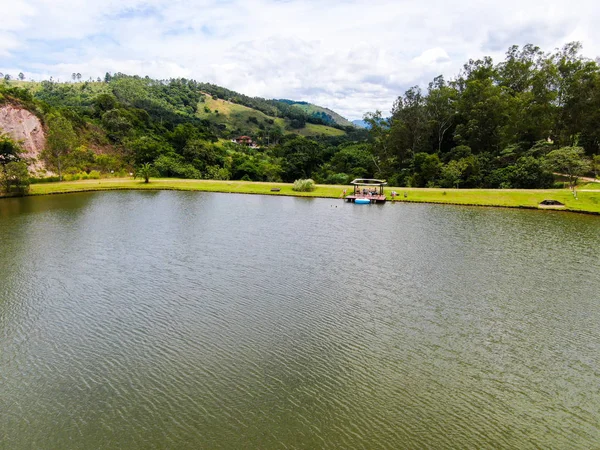 Vista Aérea Hermosa Cabaña Madera Lado Del Lago Montaña Tropical —  Fotos de Stock