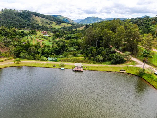 Vista Aérea Hermosa Cabaña Madera Lado Del Lago Montaña Tropical —  Fotos de Stock