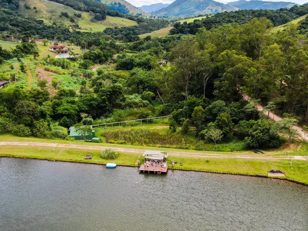 Vista Aérea Bela Cabana Pequena Madeira Lado Lago Montanha Tropical — Fotografia de Stock