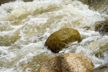 Dağ, küçük kayalar art arda sıralı taşları arasında hızlı akan su kadar kapatın. Walker Kanyon, California, San Diego.