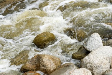 Dağ, küçük kayalar art arda sıralı taşları arasında hızlı akan su kadar kapatın. Walker Kanyon, California, San Diego.