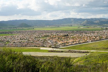 Havadan görünümü dağ ile yan yana aynı zengin Villa ile banliyö mahalle. California, ABD. Konut modern subdivision lüks evin Yüzme Havuzu ile havadan görünümü.