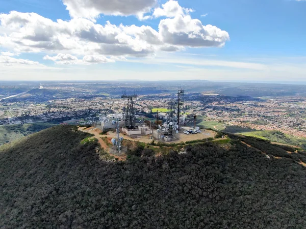 カーメル バレー カリフォルニア 米国の黒い山の上に通信アンテナの空撮 多数の送信機 テレビ ラジオ 通信アンテナ — ストック写真