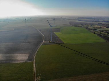 Atış, analog görüntü stili bir güzel mavi kış günü - enerji üretimi ile temiz ve yenilenebilir enerji - Hava Rüzgar türbinleri ve tarım alanlarının havadan görünümü