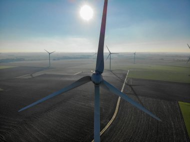 Atış, analog görüntü stili bir güzel mavi kış günü - enerji üretimi ile temiz ve yenilenebilir enerji - Hava Rüzgar türbinleri ve tarım alanlarının havadan görünümü