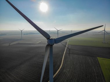 Atış, analog görüntü stili bir güzel mavi kış günü - enerji üretimi ile temiz ve yenilenebilir enerji - Hava Rüzgar türbinleri ve tarım alanlarının havadan görünümü