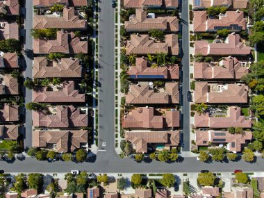 Havadan görünümü yan yana aynı zengin Villaları ile banliyö mahalle. San Diego, Kaliforniya, ABD. Konut modern subdivision lüks evin Yüzme Havuzu ile havadan görünümü.