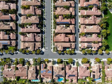 Havadan görünümü yan yana aynı zengin Villaları ile banliyö mahalle. San Diego, Kaliforniya, ABD. Konut modern subdivision lüks evin Yüzme Havuzu ile havadan görünümü.
