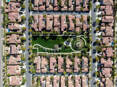 Havadan görünümü yan yana aynı zengin Villaları ile banliyö mahalle. San Diego, Kaliforniya, ABD. Konut modern subdivision lüks evin Yüzme Havuzu ile havadan görünümü.