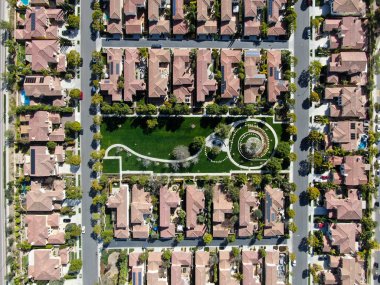 Havadan görünümü yan yana aynı zengin Villaları ile banliyö mahalle. San Diego, Kaliforniya, ABD. Konut modern subdivision lüks evin Yüzme Havuzu ile havadan görünümü.