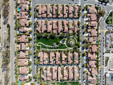 Havadan görünümü yan yana aynı zengin Villaları ile banliyö mahalle. San Diego, Kaliforniya, ABD. Konut modern subdivision lüks evin Yüzme Havuzu ile havadan görünümü.