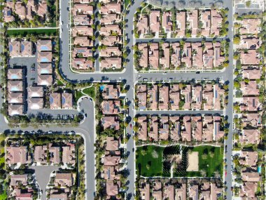 Havadan görünümü yan yana aynı zengin Villaları ile banliyö mahalle. San Diego, Kaliforniya, ABD. Konut modern subdivision lüks evin Yüzme Havuzu ile havadan görünümü.