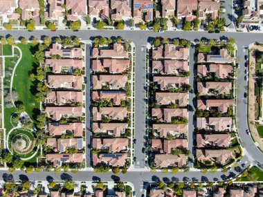 Havadan görünümü yan yana aynı zengin Villaları ile banliyö mahalle. San Diego, Kaliforniya, ABD. Konut modern subdivision lüks evin Yüzme Havuzu ile havadan görünümü.