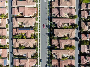 Havadan görünümü yan yana aynı zengin Villaları ile banliyö mahalle. San Diego, Kaliforniya, ABD. Konut modern subdivision lüks evin Yüzme Havuzu ile havadan görünümü.