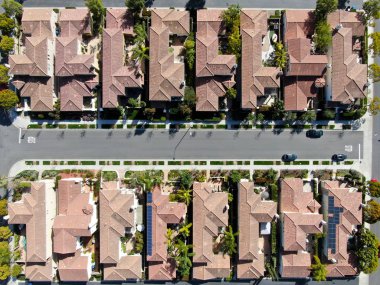Havadan görünümü yan yana aynı zengin Villaları ile banliyö mahalle. San Diego, Kaliforniya, ABD. Konut modern subdivision lüks evin Yüzme Havuzu ile havadan görünümü.