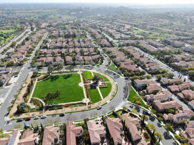 Havadan görünümü yan yana aynı zengin Villaları ile banliyö mahalle. San Diego, Kaliforniya, ABD. Konut modern subdivision lüks evin Yüzme Havuzu ile havadan görünümü.