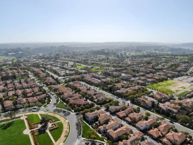 Havadan görünümü yan yana aynı zengin Villaları ile banliyö mahalle. San Diego, Kaliforniya, ABD. Konut modern subdivision lüks evin Yüzme Havuzu ile havadan görünümü.