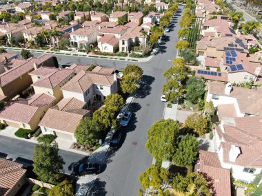 Havadan görünümü yan yana aynı zengin Villaları ile banliyö mahalle. San Diego, Kaliforniya, ABD. Konut modern subdivision lüks evin Yüzme Havuzu ile havadan görünümü.