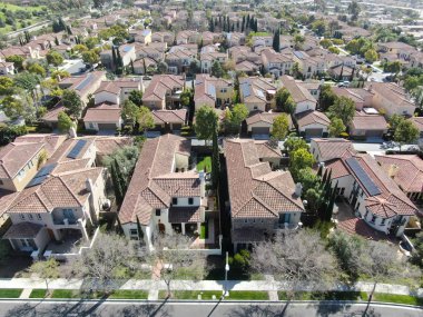 Havadan görünümü yan yana aynı zengin Villaları ile banliyö mahalle. San Diego, Kaliforniya, ABD. Konut modern subdivision lüks evin Yüzme Havuzu ile havadan görünümü.
