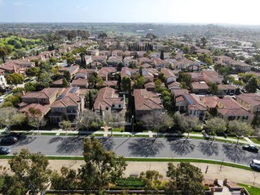Havadan görünümü yan yana aynı zengin Villaları ile banliyö mahalle. San Diego, Kaliforniya, ABD. Konut modern subdivision lüks evin Yüzme Havuzu ile havadan görünümü.