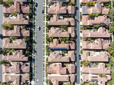 Havadan görünümü yan yana aynı zengin Villaları ile banliyö mahalle. San Diego, Kaliforniya, ABD. Konut modern subdivision lüks evin Yüzme Havuzu ile havadan görünümü.