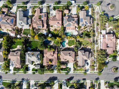 Havadan görünümü yan yana aynı zengin Villaları ile banliyö mahalle. San Diego, Kaliforniya, ABD. Konut modern subdivision lüks evin Yüzme Havuzu ile havadan görünümü.