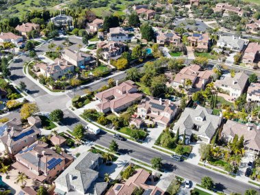 Havadan görünümü yan yana aynı zengin Villaları ile banliyö mahalle. San Diego, Kaliforniya, ABD. Konut modern subdivision lüks evin Yüzme Havuzu ile havadan görünümü.