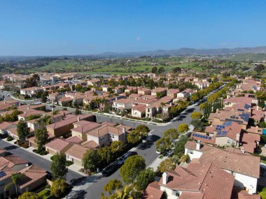 Havadan görünümü yan yana aynı zengin Villaları ile banliyö mahalle. San Diego, Kaliforniya, ABD. Konut modern subdivision lüks evin Yüzme Havuzu ile havadan görünümü.