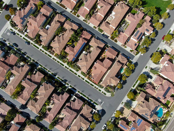Вид с воздуха пригородный район с идентичными богатыми виллами рядом друг с другом. Сан-Диего, Калифорния, США. Вид с воздуха на жилой современный подразделение роскошный дом с бассейном
.