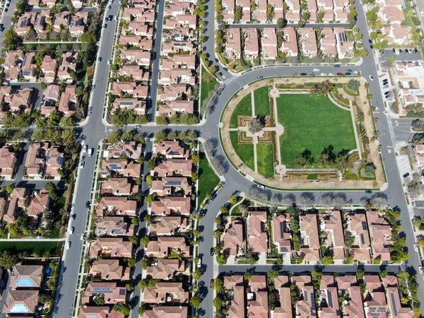 空撮で隣同士に同じ裕福なヴィラ郊外の近所 サンディエゴ カリフォルニア プールのある近代的な住宅の下位区分高級住宅の空撮 — ストック写真