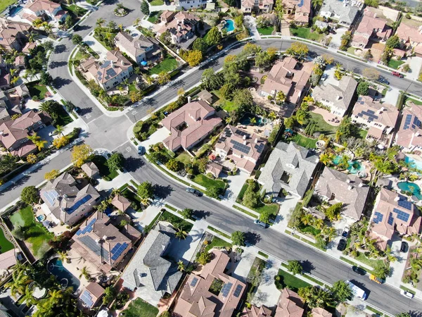 Vista Aérea Bairro Suburbano Com Moradias Ricas Idênticas Lado Outro — Fotografia de Stock