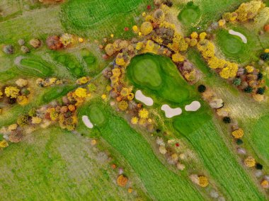 Bir golf sahası hava görünümünü. Güzel renkli ağaçlar ve Güney Belçika, Valon Brabant sonbahar/kış sezonunda yeşil Sahası.