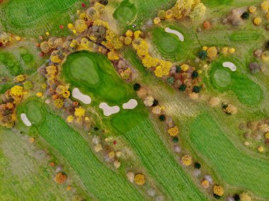 Bir golf sahası hava görünümünü. Güzel renkli ağaçlar ve Güney Belçika, Valon Brabant sonbahar/kış sezonunda yeşil Sahası.