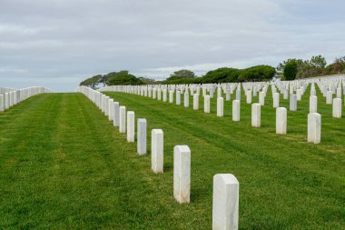 Fort Rosecrans Ulusal Mezarlığı bulutlu gün boyunca satırlardaki mezar taşları ile. Federal askeri mezarlığı noktası Loma, Kaliforniya, ABD San Diego şehir. 03/07/2019
