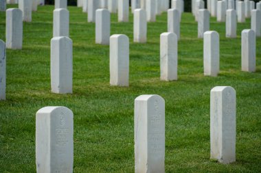 Fort Rosecrans Ulusal Mezarlığı bulutlu gün boyunca satırlardaki mezar taşları ile. Federal askeri mezarlığı noktası Loma, Kaliforniya, ABD San Diego şehir. 03/07/2019