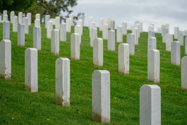Fort Rosecrans Ulusal Mezarlığı bulutlu gün boyunca satırlardaki mezar taşları ile. Federal askeri mezarlığı noktası Loma, Kaliforniya, ABD San Diego şehir. 03/07/2019