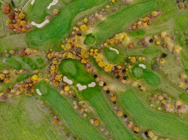 Luchtfoto Van Een Golfbaan Mooie Kleurrijke Bomen Groene Cursus Tijdens — Stockfoto