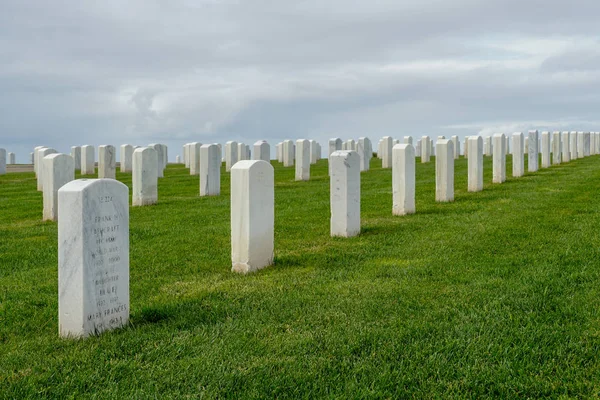 Fort Rosecrans Ulusal Mezarlığı Bulutlu Gün Boyunca Satırlardaki Mezar Taşları — Stok fotoğraf